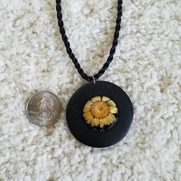Sunflower Black Pendant‎ Necklace - Picture 8 of 8